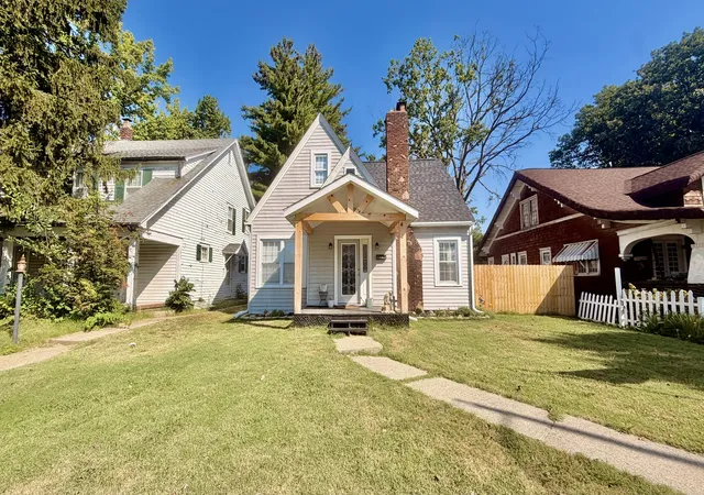Photo 2 of Single family home for sale at 924 W Main St, Salem, IL 62881 | MLS# 12760190 | Listing updated on 2026-09-24