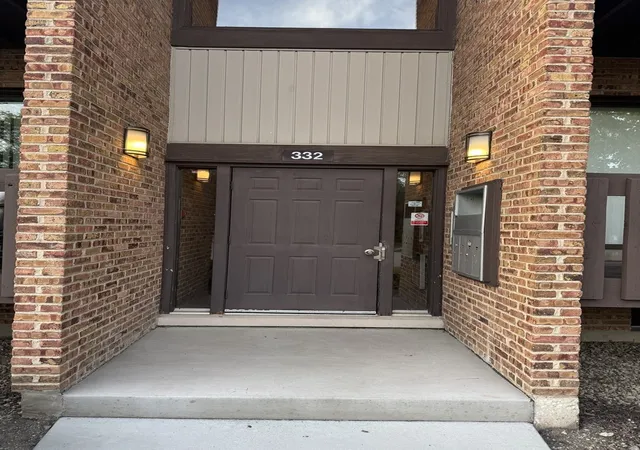 Listing Photo 2 - Condo for sale in building located at 332 Sheridan Dr, Willowbrook, IL 60527 - Unit #1C