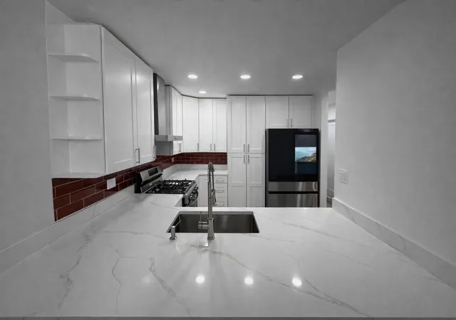 Listing Photo 3 - Condo for sale in building located at 332 Sheridan Dr, Willowbrook, IL 60527 - Unit #1C