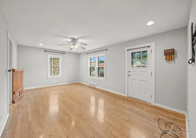 Photo 3 of Single family home for sale at 279 S Aldine St, Elgin, IL 60123 | MLS# 12760218 | Listing updated on 2026-10-10