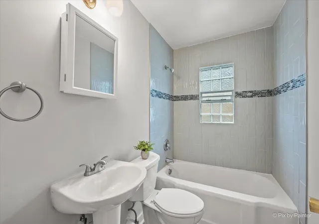 Photo 3 of Single family home for sale at 279 S Aldine St, Elgin, IL 60123 | MLS# 12760218 | Listing updated on 2026-10-10