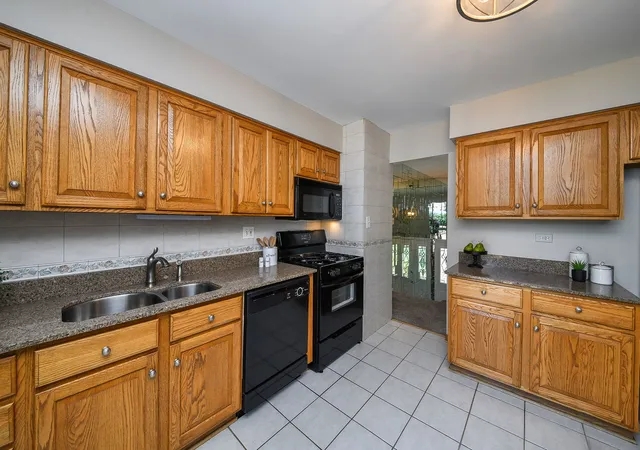 Photo 4 of Single family home for sale at 2287 Durham Dr, Wheaton, IL 60189 | MLS# 12760219 | Listing updated on 2026-09-21