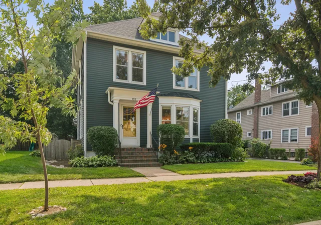 Photo 1 of Single family home for sale at 135 W Russell St, Barrington, IL 60010 | MLS# 12760243 | Listing updated on 2026-10-04