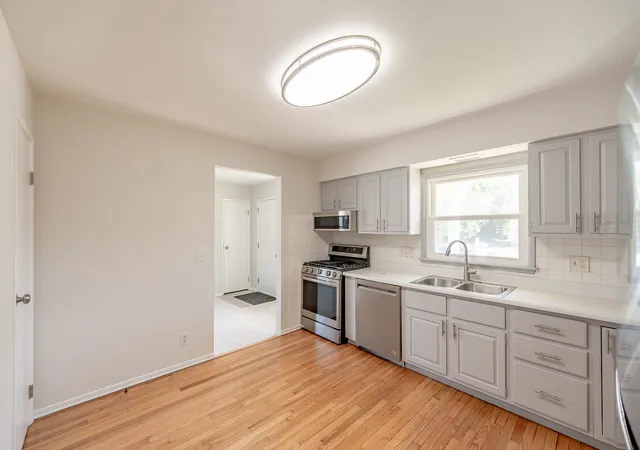 Photo 4 of Single family home for sale at 160 S Melrose Ave, Elgin, IL 60123 | MLS# 12760273 | Listing updated on 2026-10-01