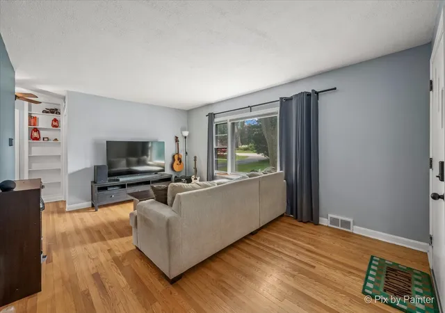 Photo 3 of Single family home for sale at 812 Hitchcock Ave, Lisle, IL 60532 | MLS# 12760349 | Listing updated on 2026-09-21