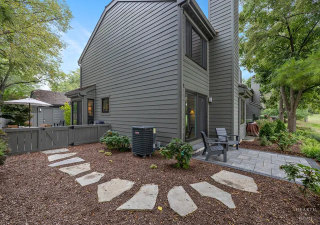 Photo 3 of Townhouse for sale at 320 Oak Hl Rd, Lake Barrington, IL 60010 | MLS# 12760361 | Listing updated on 2026-09-23