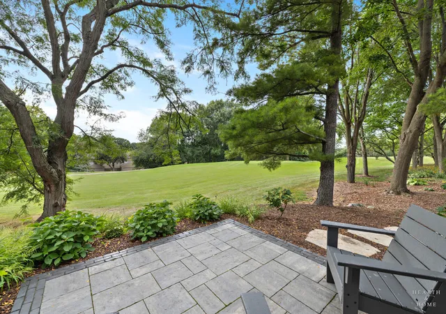 Photo 4 of Townhouse for sale at 320 Oak Hl Rd, Lake Barrington, IL 60010 | MLS# 12760361 | Listing updated on 2026-09-23