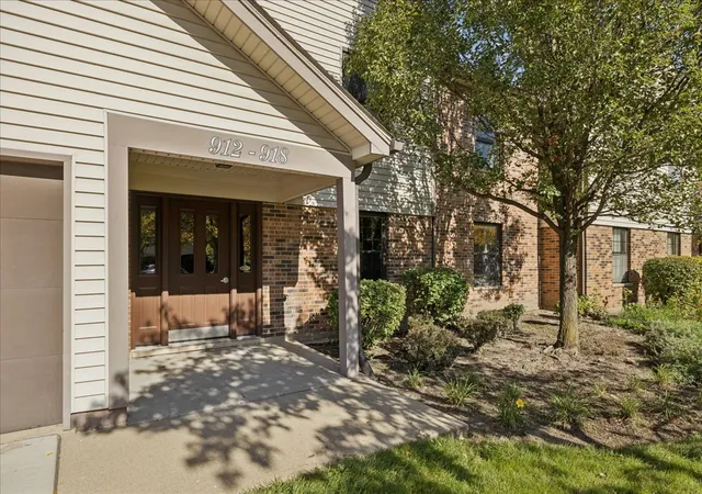 Townhouse for sale at 912 Stradford Cir #B, Buffalo Grove, IL 60089 | MLS# 12760374