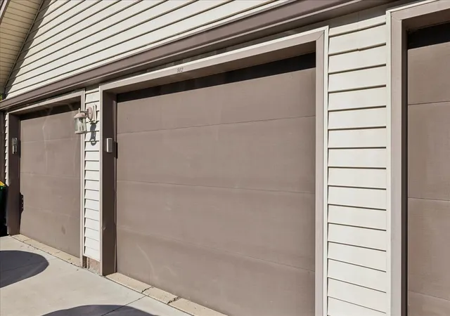 Photo 2 of Townhouse for sale at 912 Stradford Cir #B, Buffalo Grove, IL 60089 | MLS# 12760374 | Listing updated on 2026-10-07