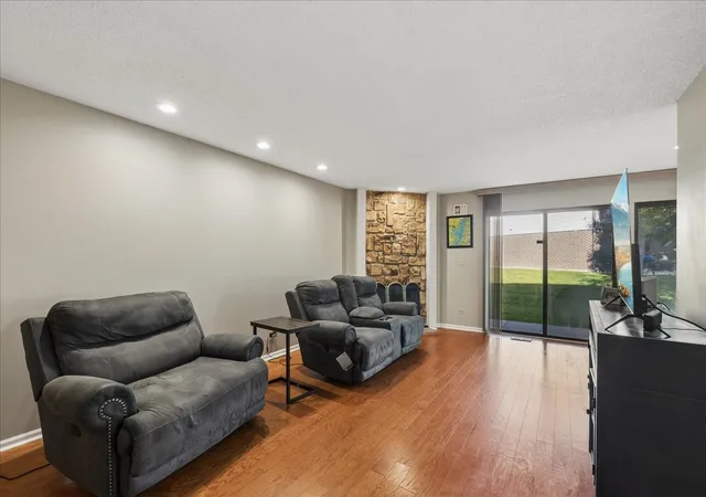 Photo 4 of Townhouse for sale at 912 Stradford Cir #B, Buffalo Grove, IL 60089 | MLS# 12760374 | Listing updated on 2026-10-07
