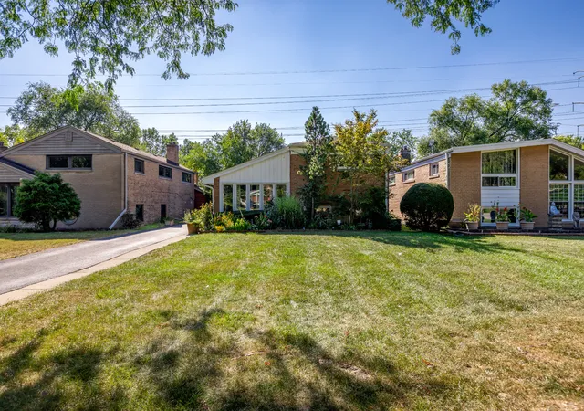 Photo 1 of Single family home for sale at 6542 N Kenneth Ave, Lincolnwood, IL 60712 | MLS# 12760375 | Listing updated on 2026-09-22