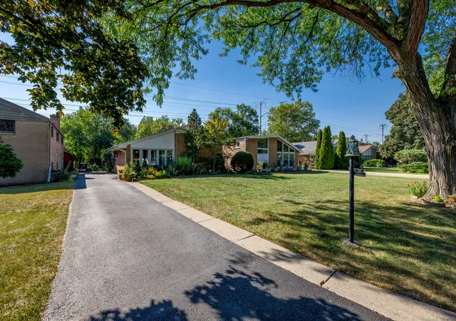 Photo 2 of Single family home for sale at 6542 N Kenneth Ave, Lincolnwood, IL 60712 | MLS# 12760375 | Listing updated on 2026-09-22