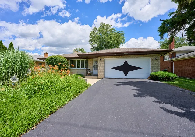 Single family home for sale at 5859 S Brainard Ave, Countryside, IL 60525 | MLS# 12760396