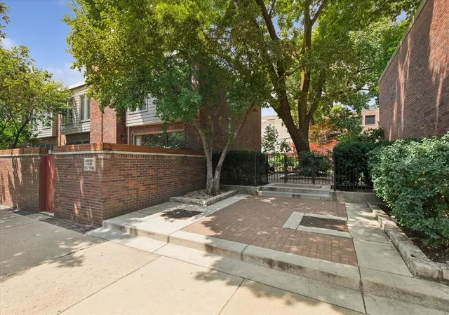Photo 2 of Townhouse for sale at 1926 N Larrabee St, Chicago, IL 60614 | MLS# 12760462 | Listing updated on 2026-09-22