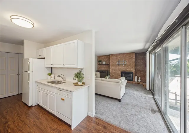 Listing Photo 5 - Condo for sale in building located at 1607 Maple Ter, Lisle, IL 60532 - Unit #2C