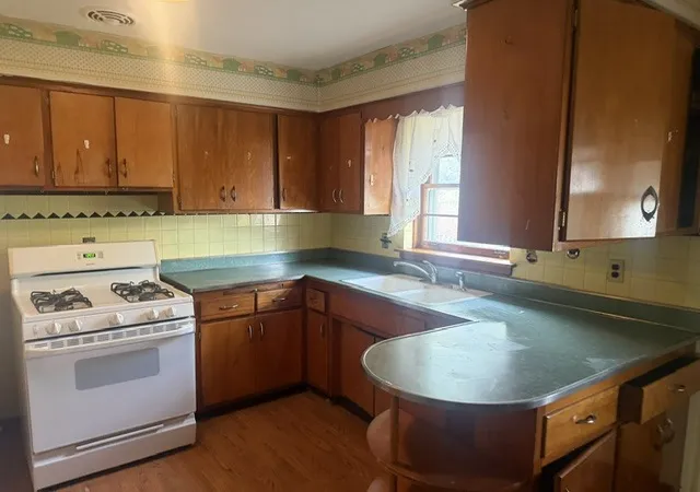 Photo 3 of Single family home for sale at 9426 S Avers Ave, Evergreen Park, IL 60805 | MLS# 12760473 | Listing updated on 2026-09-21