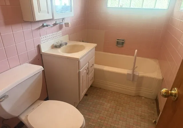 Photo 3 of Single family home for sale at 9426 S Avers Ave, Evergreen Park, IL 60805 | MLS# 12760473 | Listing updated on 2026-09-21