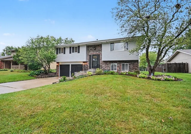 Photo 3 of Single family home for sale at 517 Danny Dr, Shorewood, IL 60404 | MLS# 12760486 | Listing updated on 2026-09-24