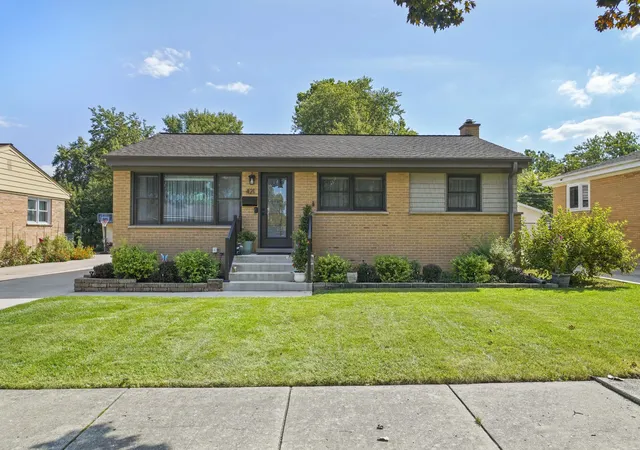 Photo 1 of Single family home for sale at 421 Vassar Ln, Des Plaines, IL 60016 | MLS# 12760497 | Listing updated on 2026-09-23