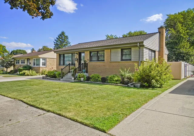 Photo 2 of Single family home for sale at 421 Vassar Ln, Des Plaines, IL 60016 | MLS# 12760497 | Listing updated on 2026-09-23