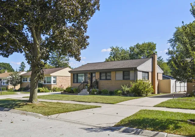 Photo 3 of Single family home for sale at 421 Vassar Ln, Des Plaines, IL 60016 | MLS# 12760497 | Listing updated on 2026-09-23