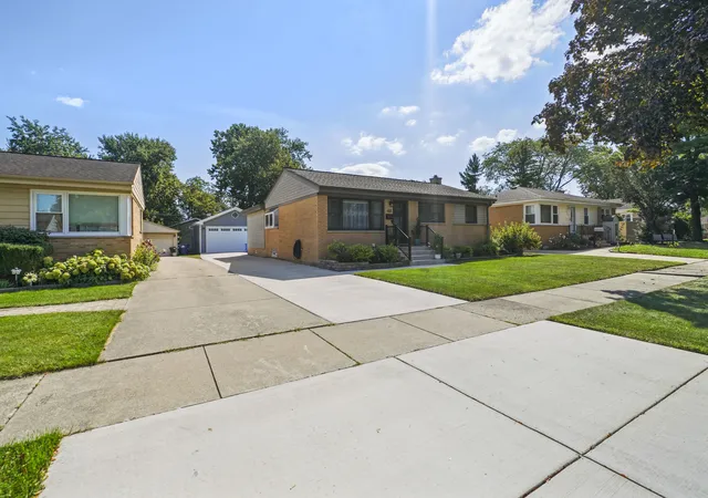 Photo 3 of Single family home for sale at 421 Vassar Ln, Des Plaines, IL 60016 | MLS# 12760497 | Listing updated on 2026-09-23