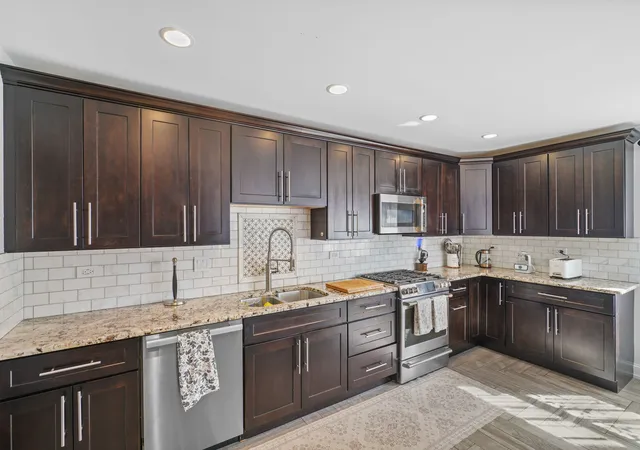 Photo 4 of Single family home for sale at 421 Vassar Ln, Des Plaines, IL 60016 | MLS# 12760497 | Listing updated on 2026-09-23