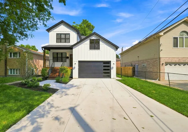 Single family home for sale at 11173 S Longwood Dr, Chicago, IL 60643 | MLS# 12760500