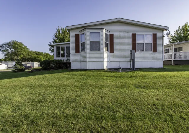 Photo 22 of Manufactured home for sale at 3300 Evergreen Ln, Park City, IL 60085 | MLS# 12760530 | Listing updated on 2026-09-30