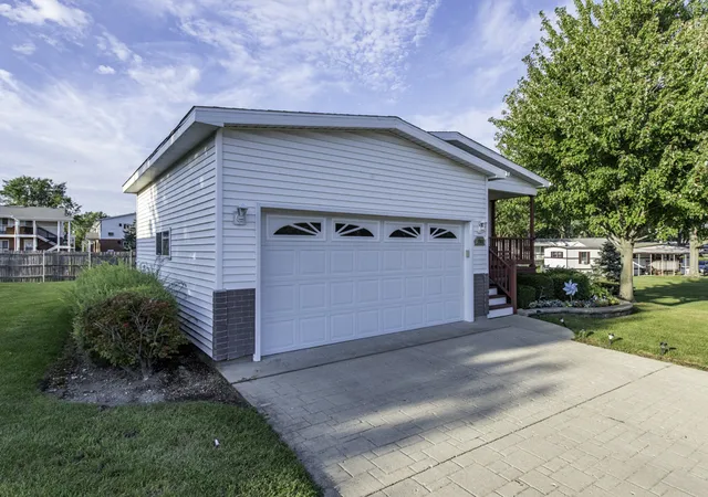 Photo 3 of Manufactured home for sale at 3300 Evergreen Ln, Park City, IL 60085 | MLS# 12760530 | Listing updated on 2026-09-30