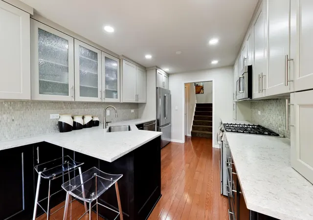 Photo 4 of Townhouse for sale at 825 Fountain View Dr, Deerfield, IL 60015 | MLS# 12760554 | Listing updated on 2026-09-24