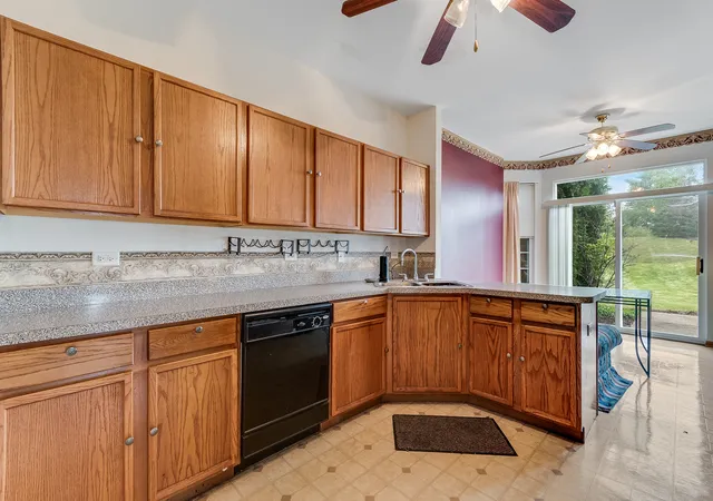 Listing Photo 4 - Condo for sale in building located at 1220 Courtland Cir, Plainfield, IL 60586 - Unit #1220