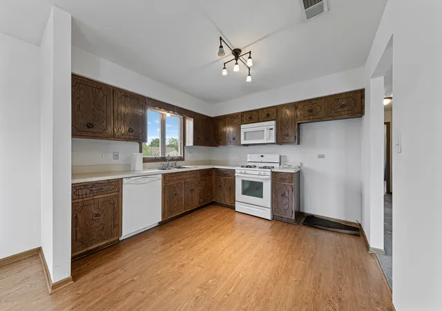 Listing Photo 3 - Condo for sale in building located at 523 Waverly Ct, New Lenox, IL 60451 - Unit #C