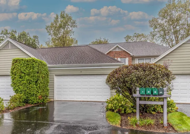 Photo 1 of Townhouse for sale at 10 Newcastle Ln, Lincolnshire, IL 60069 | MLS# 12760606 | Listing updated on 2026-10-01