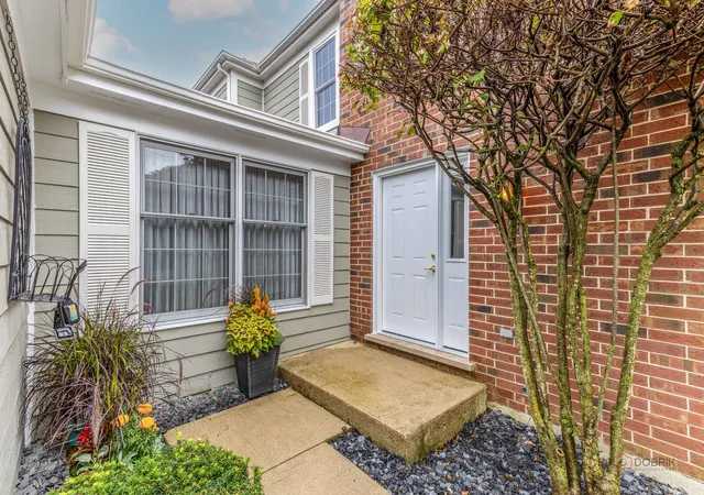 Photo 2 of Townhouse for sale at 10 Newcastle Ln, Lincolnshire, IL 60069 | MLS# 12760606 | Listing updated on 2026-10-01