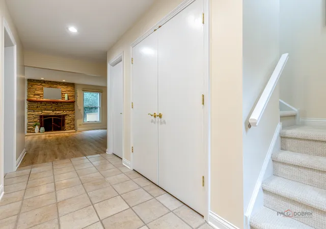 Photo 3 of Townhouse for sale at 10 Newcastle Ln, Lincolnshire, IL 60069 | MLS# 12760606 | Listing updated on 2026-10-01
