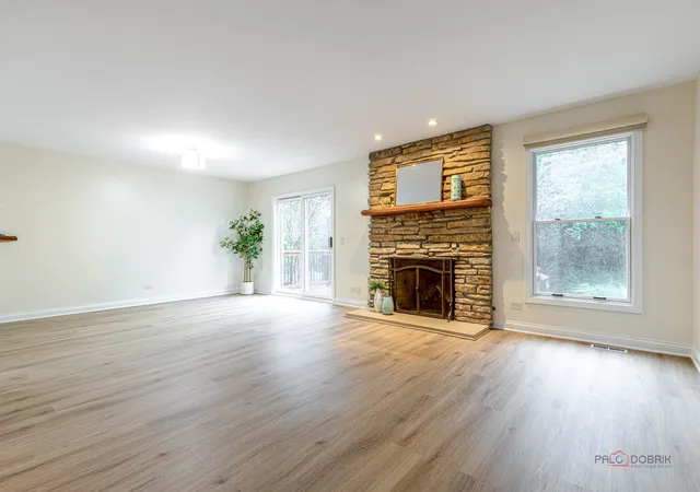 Photo 4 of Townhouse for sale at 10 Newcastle Ln, Lincolnshire, IL 60069 | MLS# 12760606 | Listing updated on 2026-10-01