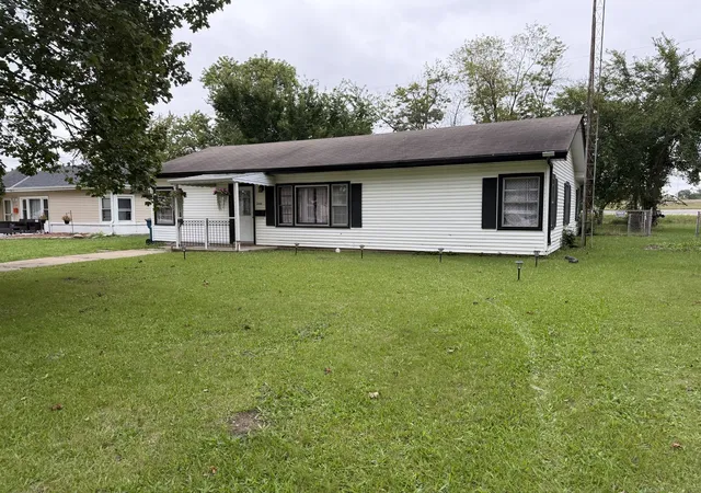 Photo 3 of Single family home for sale at 250 N Hammes Ave, Kankakee, IL 60901 | MLS# 12760608 | Listing updated on 2026-10-02