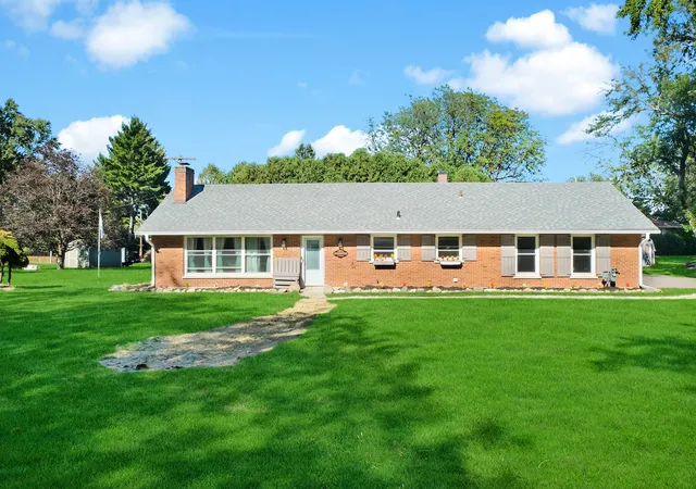 Photo 2 of Single family home for sale at 830 Mcclaran Ave, Aurora, IL 60506 | MLS# 12760639 | Listing updated on 2026-10-09