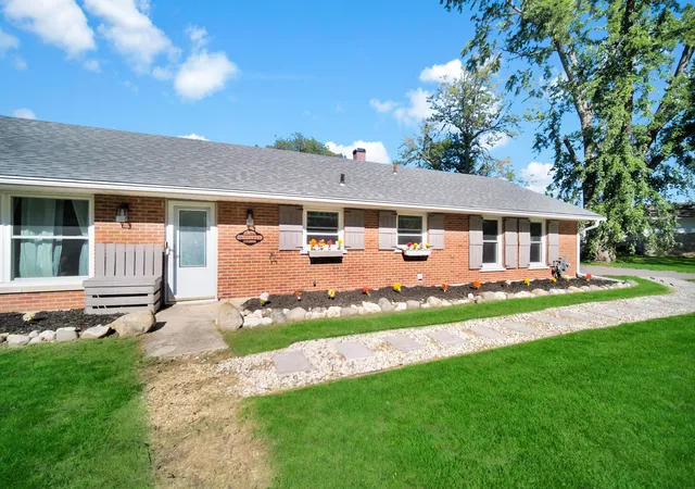 Photo 3 of Single family home for sale at 830 Mcclaran Ave, Aurora, IL 60506 | MLS# 12760639 | Listing updated on 2026-10-09