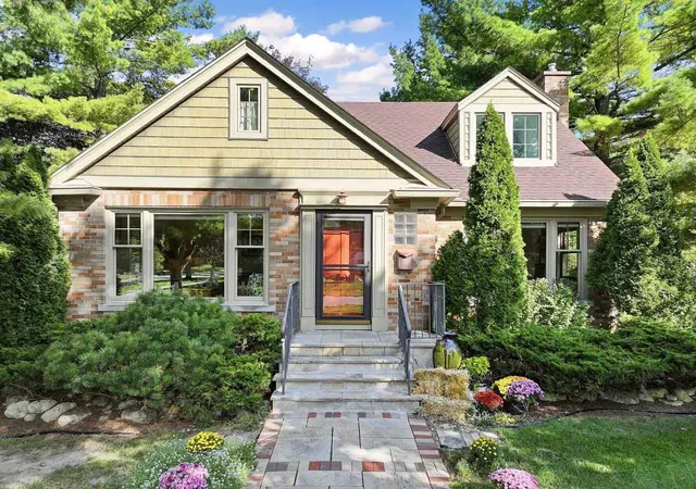 Photo 2 of Single family home for sale at 501 S Wille St, Mount Prospect, IL 60056 | MLS# 12760652 | Listing updated on 2026-10-05