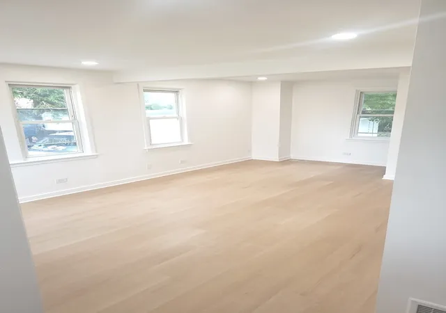 Photo 4 of Single family home for sale at 9822 Meade Ave, Oak Lawn, IL 60453 | MLS# 12760654 | Listing updated on 2026-09-25