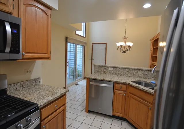 Listing Photo 4 - Condo for sale in building located at 277 Oak Blf Ct, Wauconda, IL 60084 - Unit #24-4
