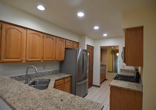 Listing Photo 5 - Condo for sale in building located at 277 Oak Blf Ct, Wauconda, IL 60084 - Unit #24-4