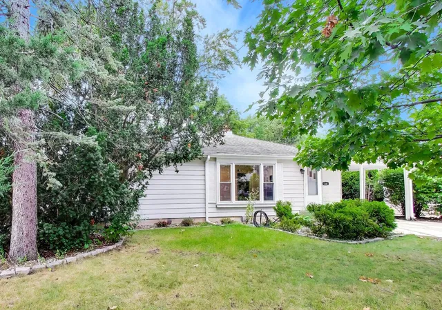 Photo 3 of Single family home for sale at 318 S Hale St, Palatine, IL 60067 | MLS# 12760739 | Listing updated on 2026-09-23