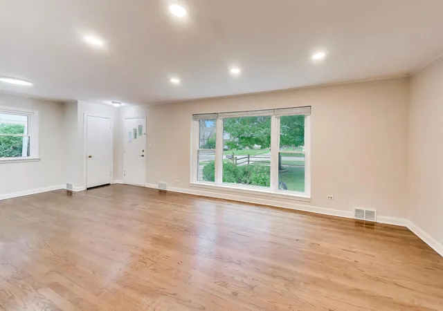Photo 4 of Single family home for sale at 318 S Hale St, Palatine, IL 60067 | MLS# 12760739 | Listing updated on 2026-10-16
