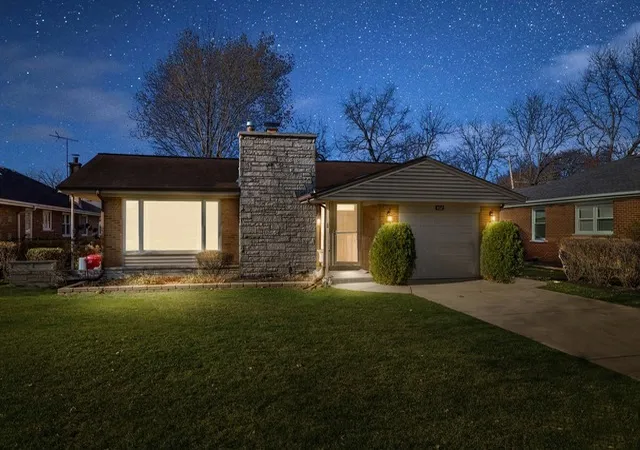 Photo 2 of Single family home for sale at 402 S Wa Ta Ave, Mount Prospect, IL 60056 | MLS# 12760759 | Listing updated on 2026-09-22