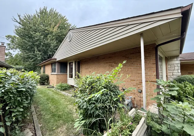 Photo 3 of Single family home for sale at 402 S Wa Ta Ave, Mount Prospect, IL 60056 | MLS# 12760759 | Listing updated on 2026-09-22