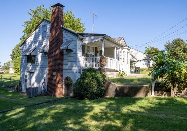 Photo 3 of Single family home for sale at 1012 Opdyke St, Chester, IL 62233 | MLS# 12760770 | Listing updated on 2026-10-23