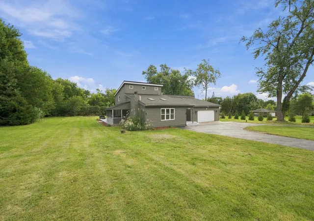 Photo 4 of Single family home for sale at 911 Kohley Rd, Lisle, IL 60532 | MLS# 12760774 | Listing updated on 2026-09-25